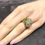 Anello fascia diamanti smeraldi Crivelli - immagine 5